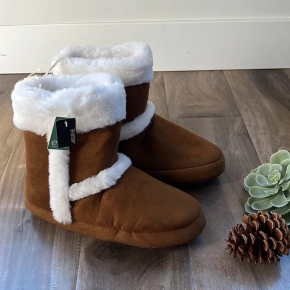 ARDENE ECO plus bootie slippers - NEW - size 5/6 - Picture 3 of 8